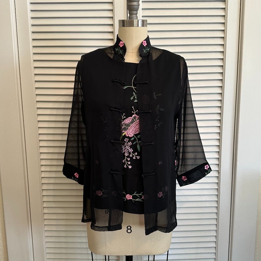 VINTAGE 2PC SET. EMBROIDERED SHELL WITH BLACK CHIFFON JACKET. SZ MEDIUM.